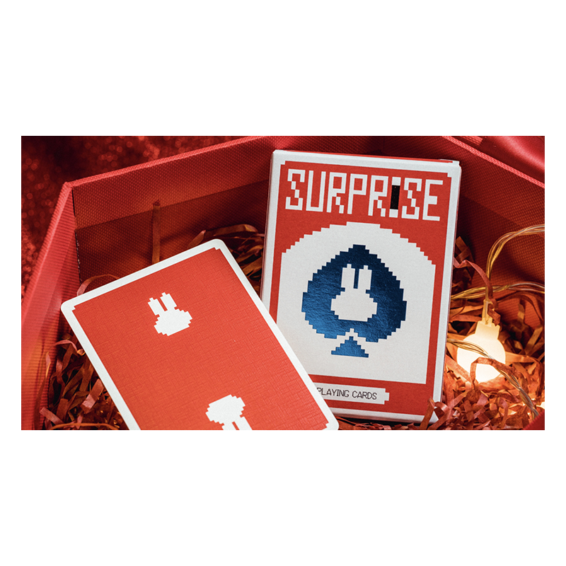 Surprise Deck V5 (Red) - Bacon Playing Card Company wwww.magiedirecte.com